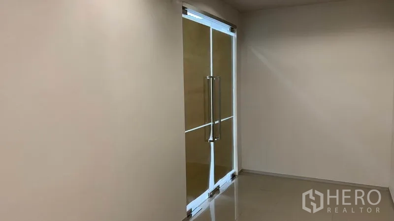 Office Space for rent in Ratchathewi, Bangkok - Glass double entry doors to the office lobby with stainless handles.