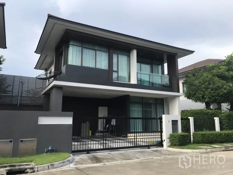 Detached House for rent in Bang Kapi, Bangkok - Modern two-story detached house with gated driveway, balcony and large windows in a secure Bangkok estate.