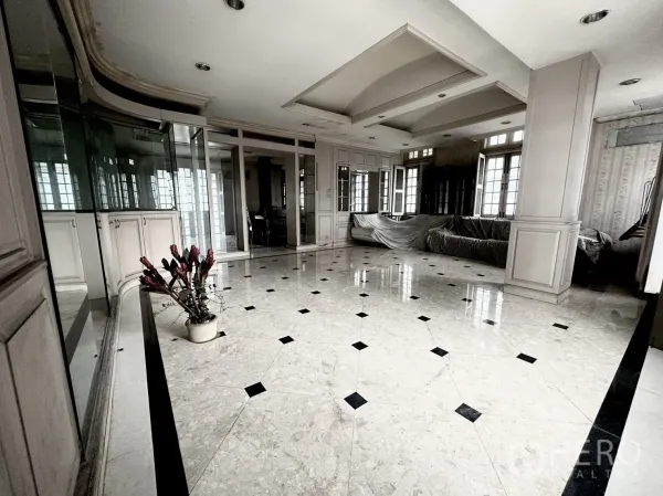 Home Office for rent in Huai Khwang, Bangkok - Bright meeting room with white marble floor, mirrored wall and built-in cabinetry.