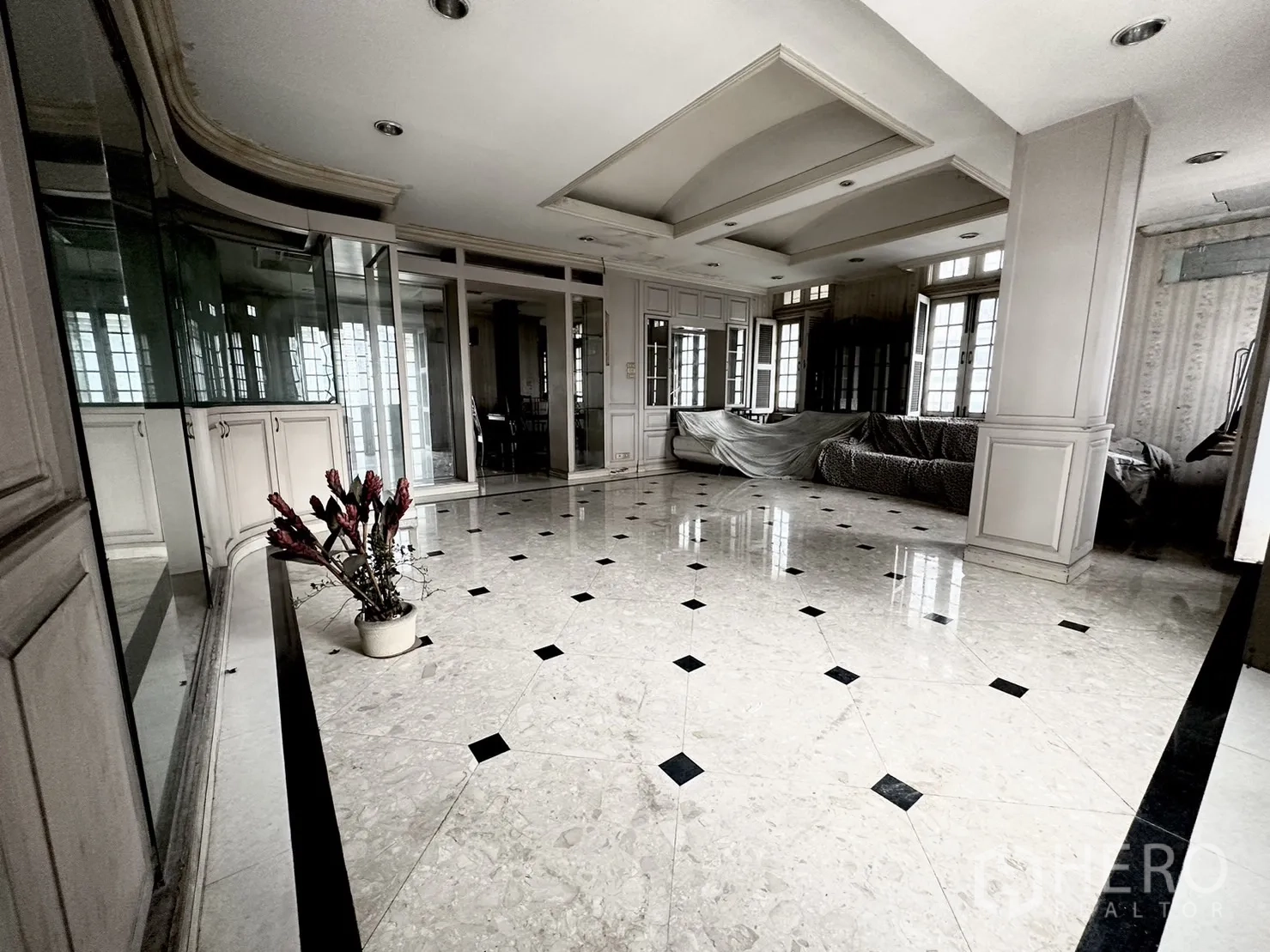 Home Office for rent in Huai Khwang, Bangkok - Bright meeting room with white marble floor, mirrored wall and built-in cabinetry.