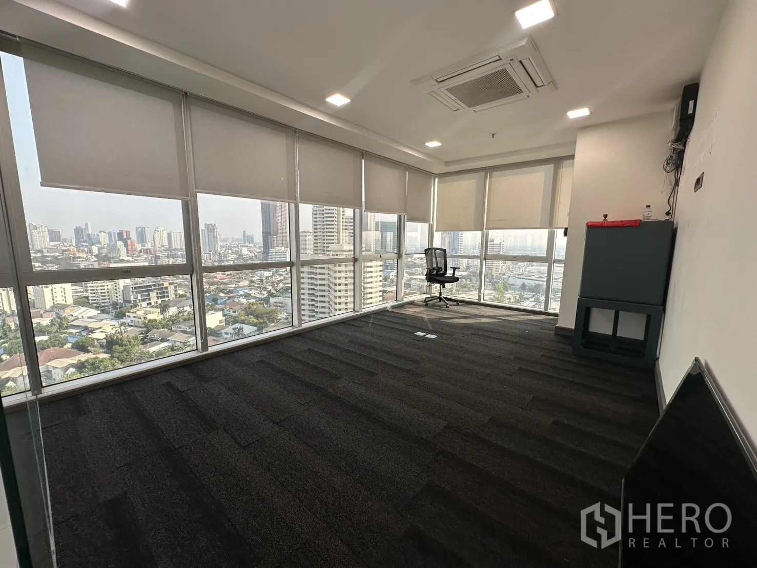 办公空间 出租 - 铺地毯的角落会议室，环景落地窗与百叶