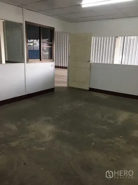 货栈 出租在Bueng Kum, Bangkok - 曼谷汶甘区仓库内的小型办公室，带窗与门，混凝土地面。