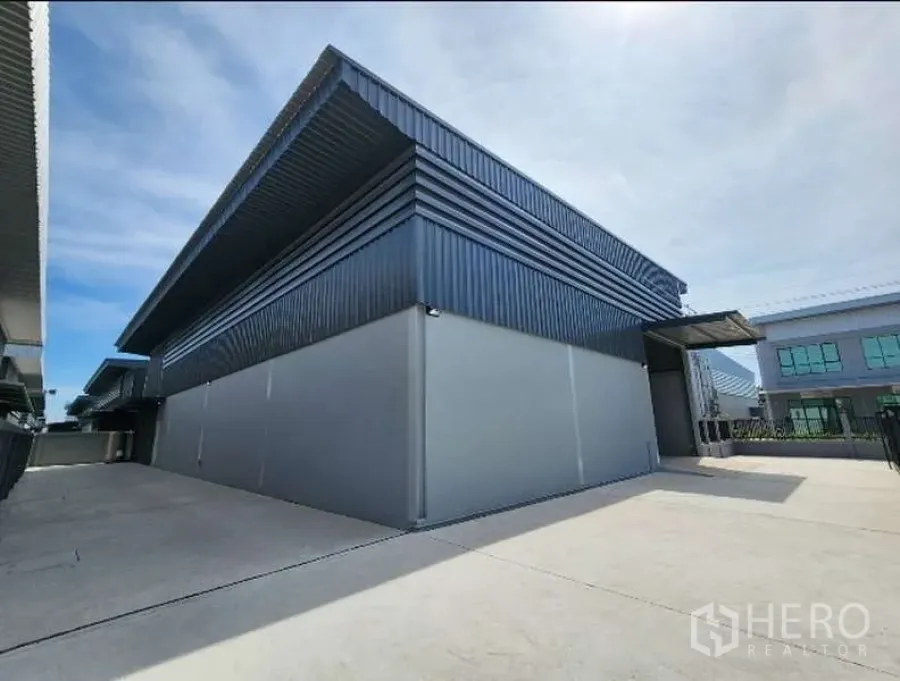 工厂 出租在Bang Bo, Samut Prakan - 临街视角的金属包板工厂建筑，车道宽敞
