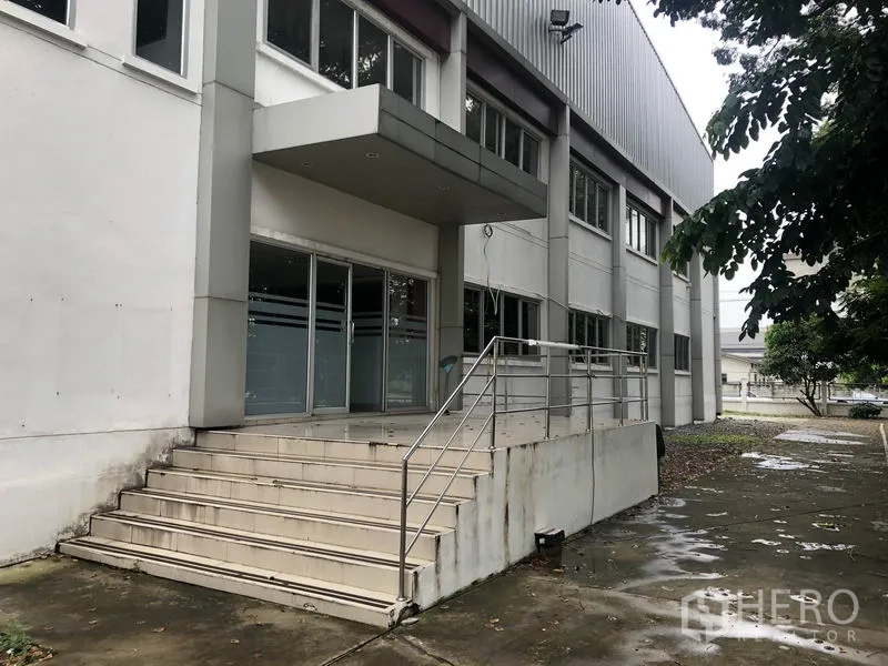 Factory for rent in Phra Nakhon Si Ayutthaya - Main office entrance with steps, stainless handrails and glass doors at the factory building.