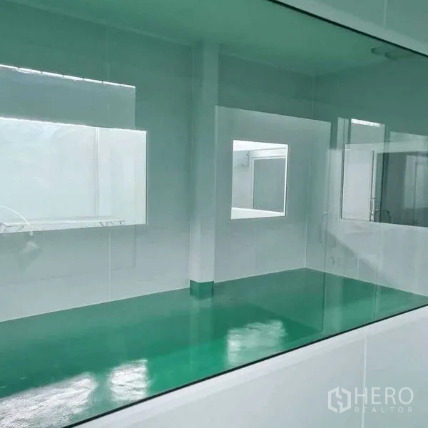 Factory for sale in Bang Pa-in, Phra Nakhon Si Ayutthaya - Cleanroom with large observation windows and glossy green floor.