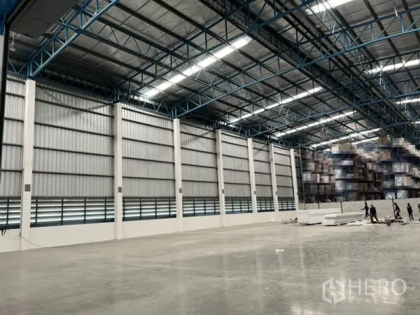 货栈 出租在Lat Krabang, Bangkok - 仓库侧墙金属板包覆，通风百叶与高跨度屋顶结构