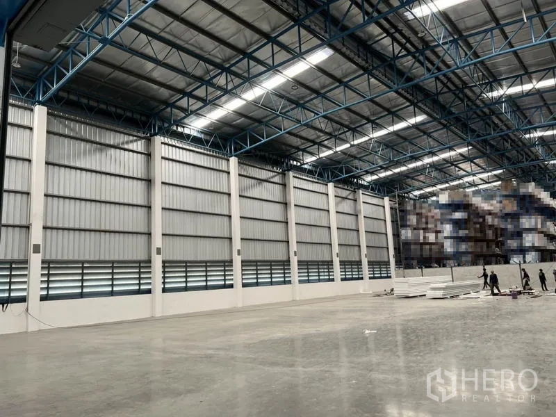 货栈 出租在Lat Krabang, Bangkok - 仓库侧墙金属板包覆，通风百叶与高跨度屋顶结构