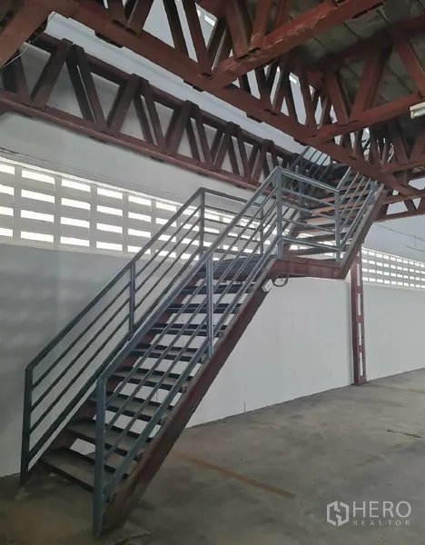 货栈 出租在Khlong Toei, Bangkok - 通往夹层的金属楼梯