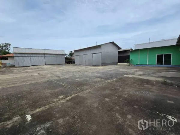 Warehouse for rent in Khlong Sam Wa, Bangkok - Front view of warehouses with expansive loading and maneuvering space.