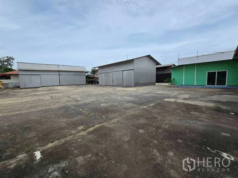 Warehouse for rent in Khlong Sam Wa, Bangkok - Front view of warehouses with expansive loading and maneuvering space.