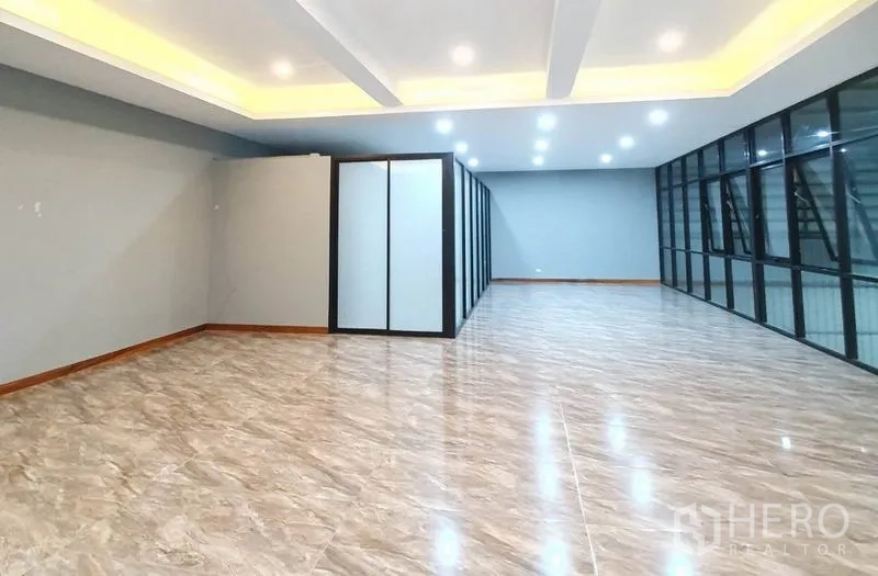 货栈 出租在Bang Khen, Bangkok - 明亮办公区，仿石纹地砖与分隔房间，临近整面玻璃墙。