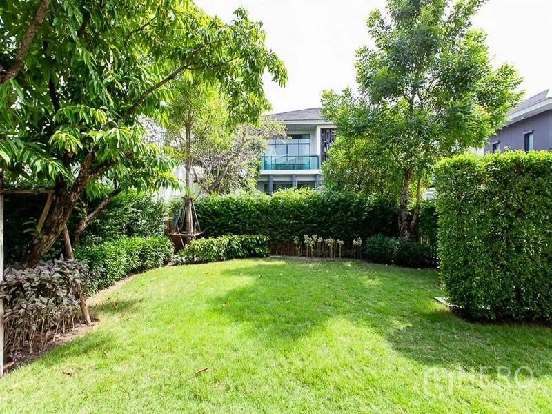 Detached House for rent or sale in Prawet, Bangkok - Private landscaped lawn surrounded by mature trees and manicured hedges.
