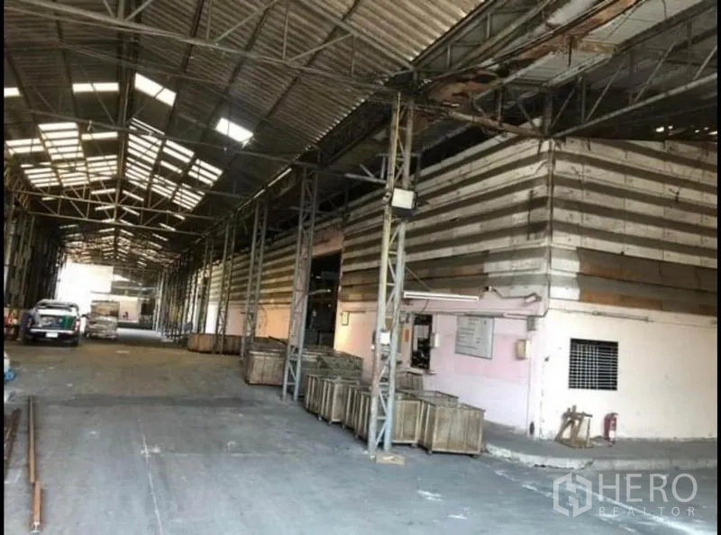 工厂 出租在Bang Khla, Chachoengsao - 宽阔生产通道，钢柱支撑，侧房与装卸出入口。