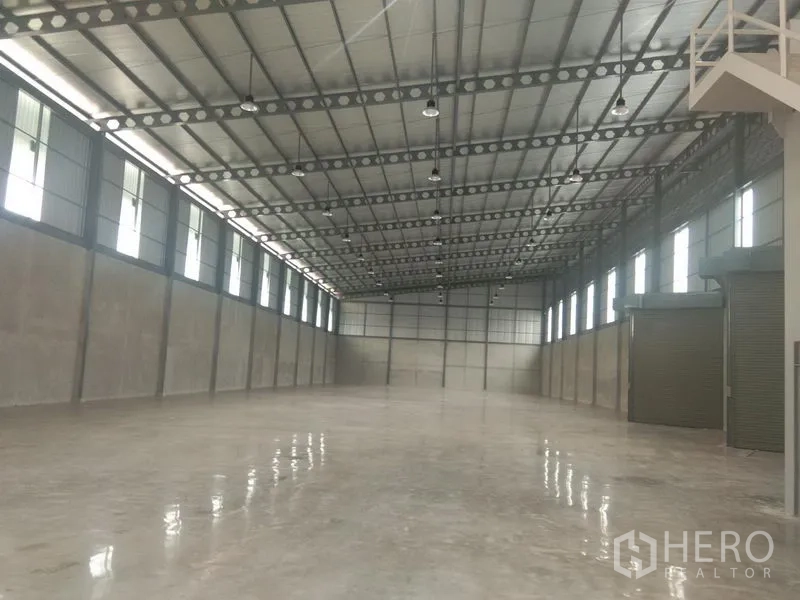 Warehouse for rent in Bang Phli, Samut Prakan - Another view of the warehouse floor with polished concrete, high-bay lighting, and tall clear height for racking.