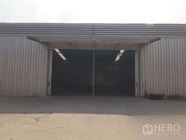 货栈 出租在Nong Chok, Bangkok - 仓库正立面，超宽滑动大门与装卸区
