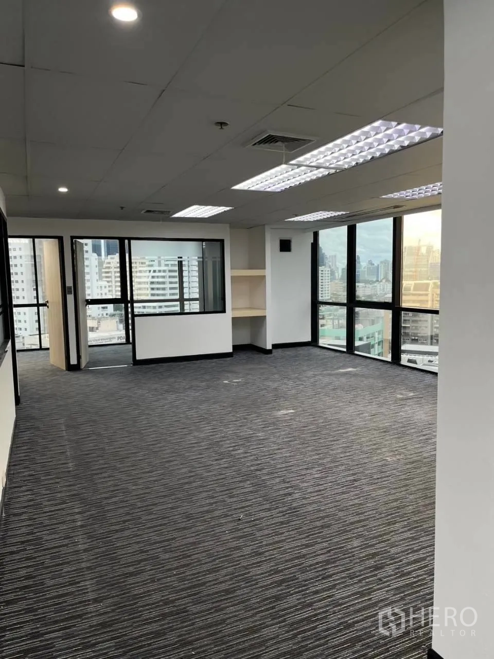 办公室 for rent in Khlong Toei, Bangkok - 大面积开放式办公室，落地窗与内置置物架。
