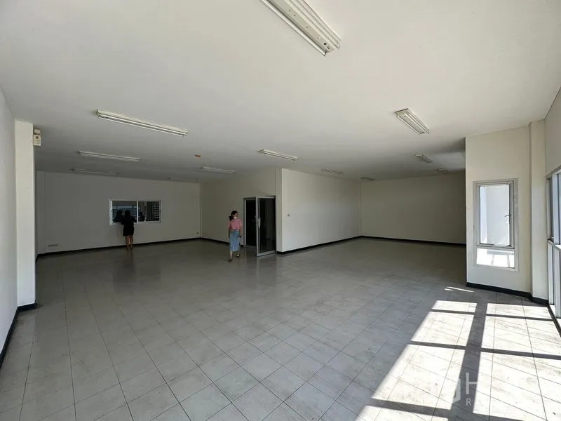 Factory for rent in Si Racha, Chon Buri - Large office room with windows on two sides providing strong natural light.