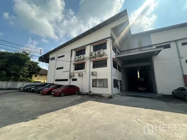 Warehouse for rent in Suan Luang, Bangkok - Three-storey office attached to a high-bay warehouse with parking and loading zone.