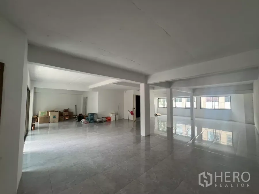 Retail Space for rent in Pathum Wan, Bangkok - Bright retail floor with wide windows and stacked boxes along the wall.