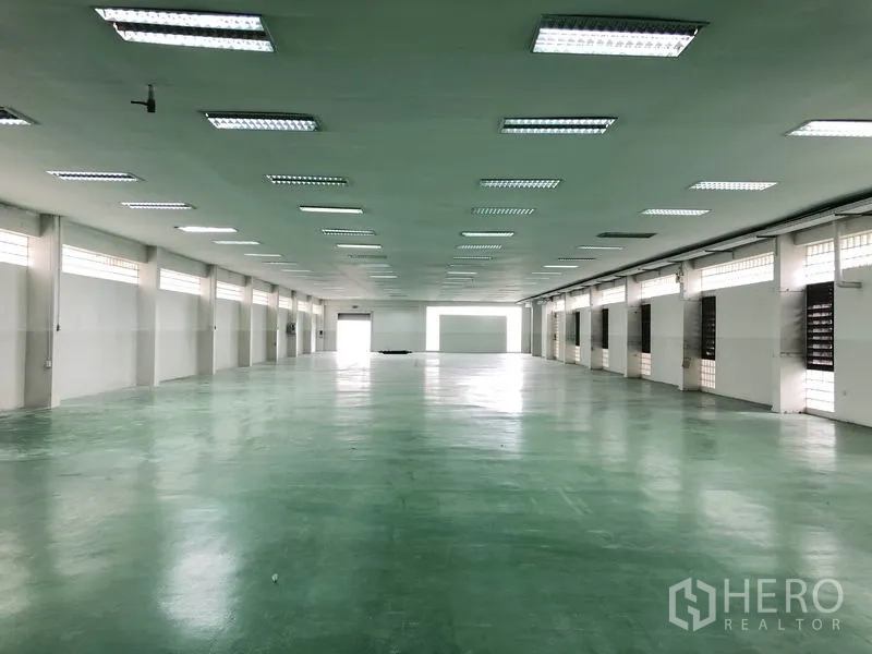 Factory for rent in Lat Krabang, Bangkok - Spacious factory interior with epoxy floor and rows of windows for natural light.