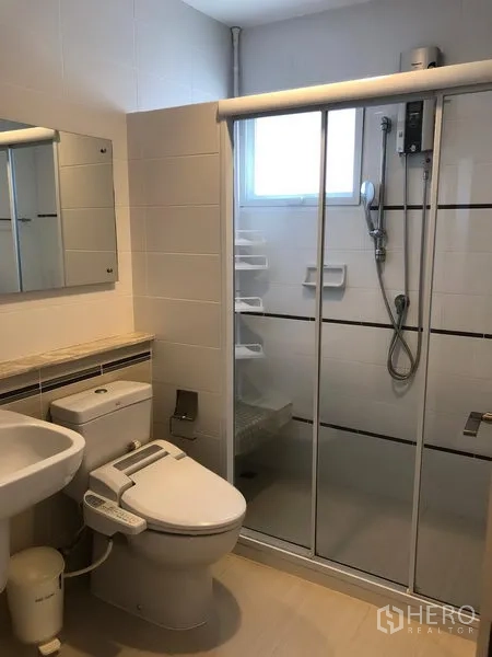 Detached House for rent in Bang Kapi, Bangkok - Modern bathroom with glass-enclosed shower, mirror and washlet toilet.