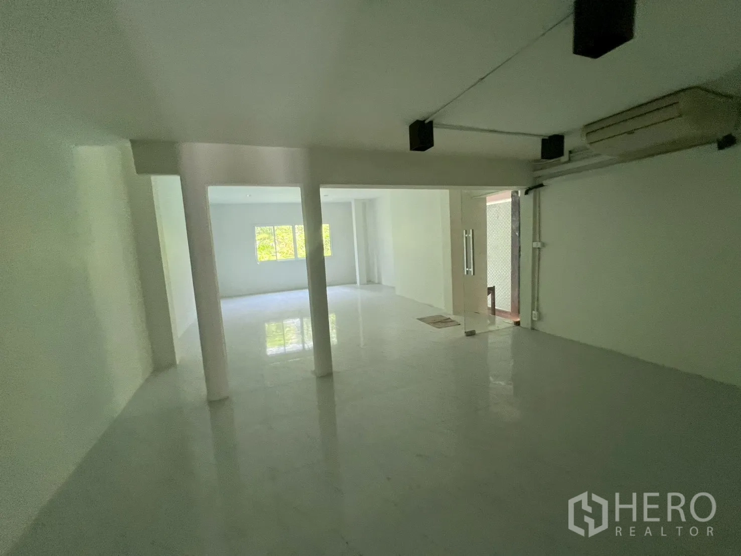 โฮมออฟฟิศ for rent in Watthana, Bangkok - ชั้นเปิดโล่งสีขาวกว้างพร้อมเครื่องปรับอากาศและหน้าต่าง