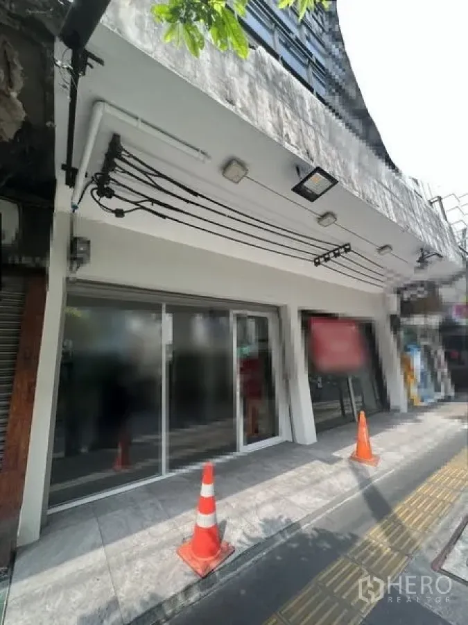 อาคารพาณิชย์ ให้เช่าในKhlong Toei, Bangkok - ด้านหน้าอาคารกระจกติดถนน มีไฟส่องเฉลียงและทางเท้าปูกระเบื้องบนถนนสุขุมวิท