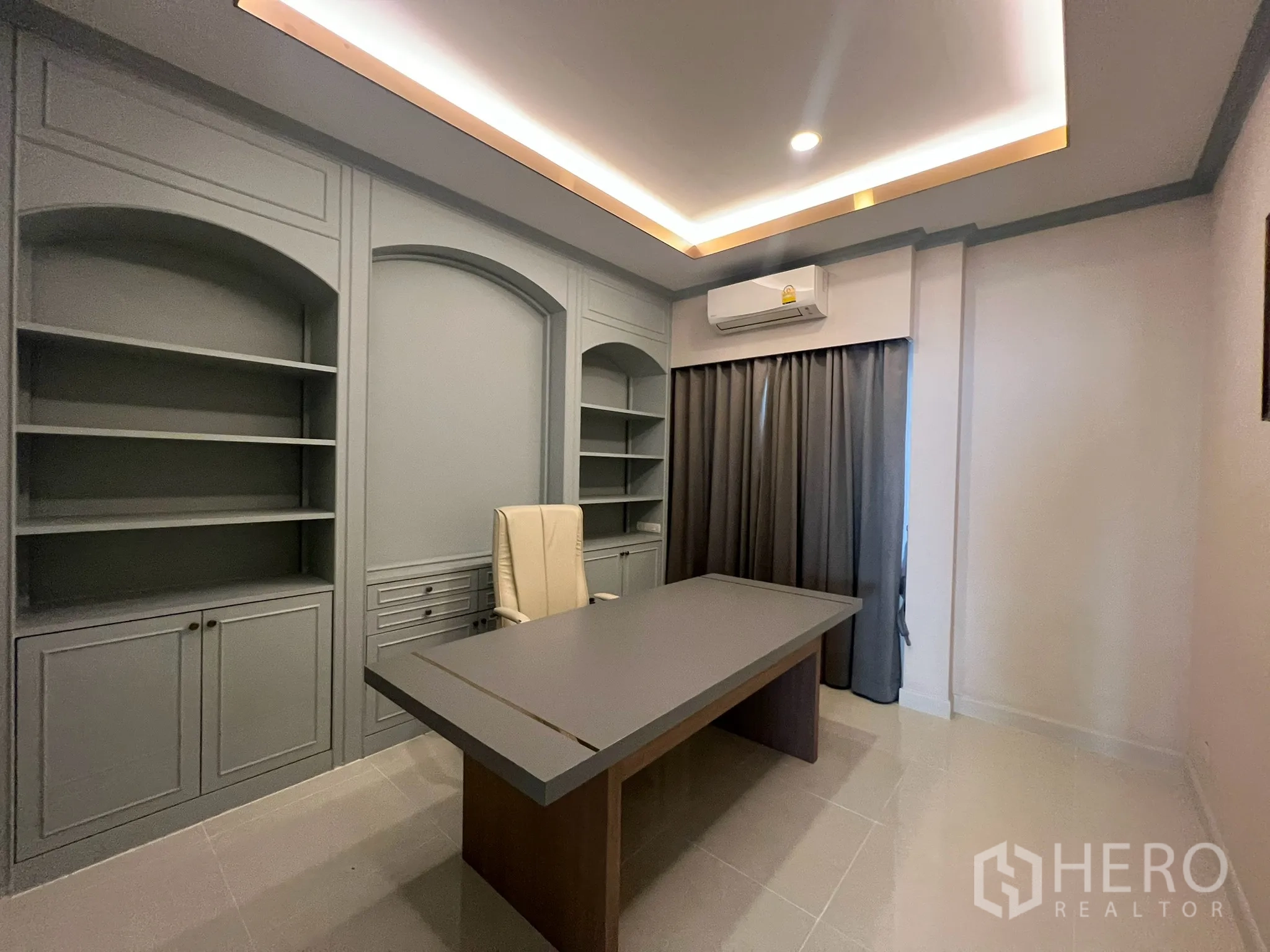 Detached House for rent or sale in Prawet, Bangkok - Built-in home office with wall shelving, desk and ceiling lighting.