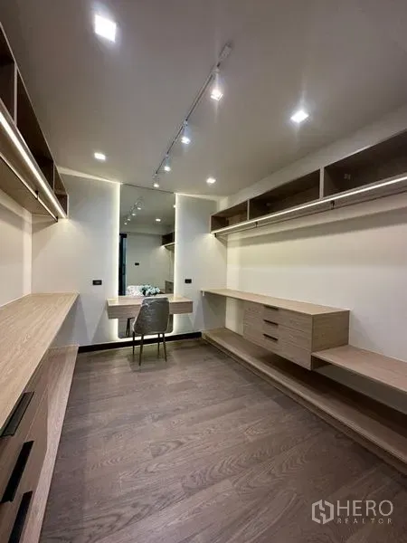 独立式住宅 出租在Suan Luang, Bangkok - 步入式衣帽间，内置柜体、梳妆台与木地板。