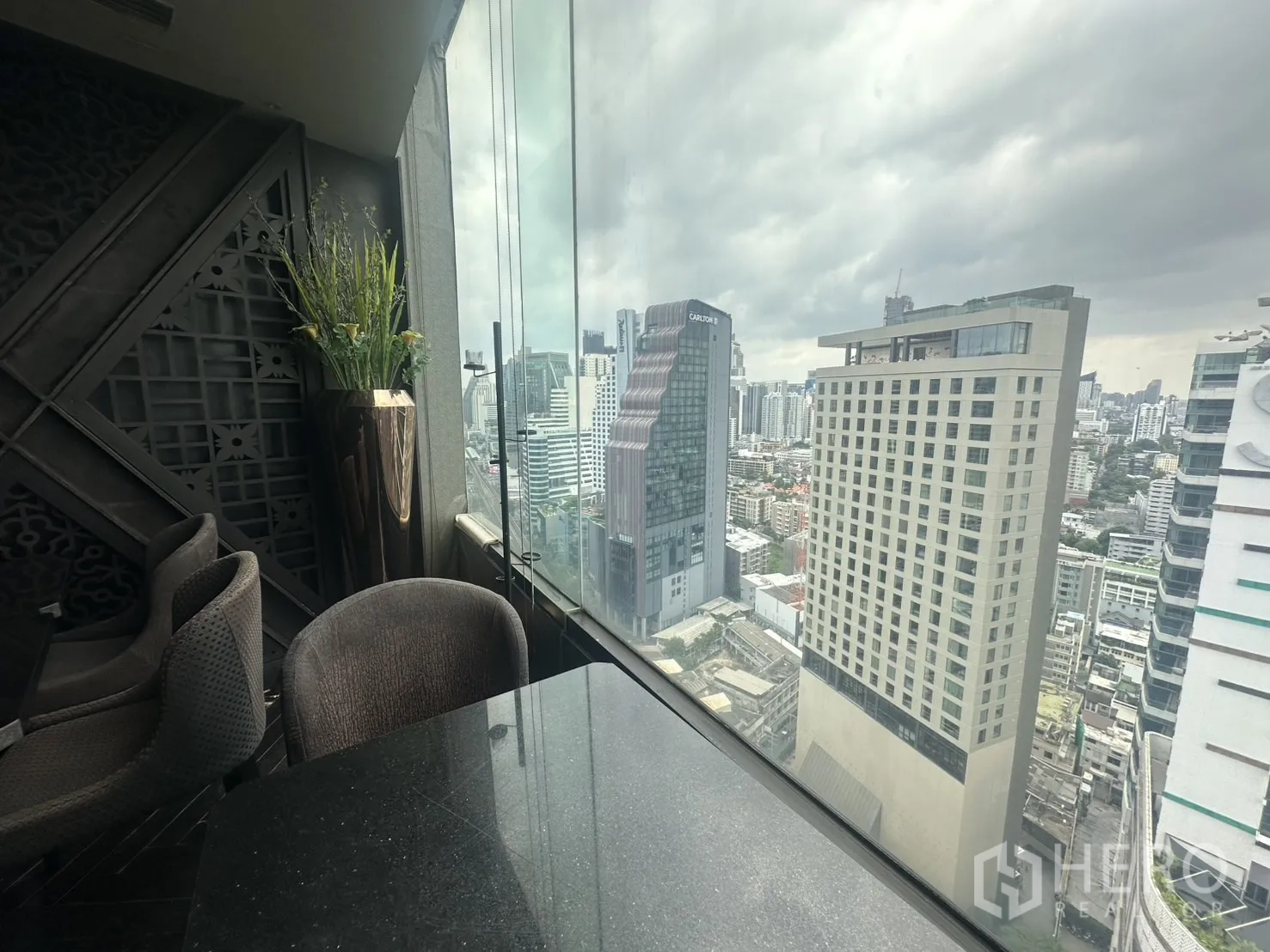 Retail Space for rent in Khlong Toei, Bangkok - Bangkok skyline seen through floor-to-ceiling glass next to a dining table.