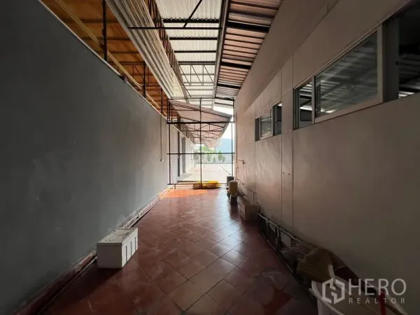 คลังสินค้า ให้เช่าในSaphan Sung, Bangkok - ทางเดินข้างอาคาร พื้นกระเบื้อง ช่องระบายอากาศและประตูลวดตาข่าย