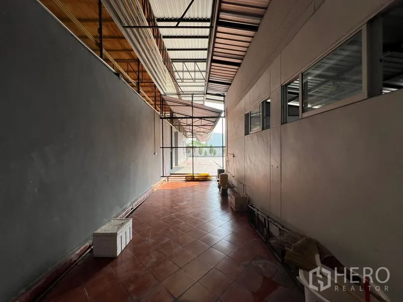 คลังสินค้า ให้เช่าในSaphan Sung, Bangkok - ทางเดินข้างอาคาร พื้นกระเบื้อง ช่องระบายอากาศและประตูลวดตาข่าย