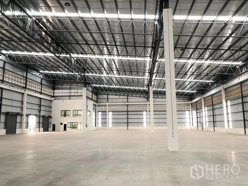 工厂 出租在Samut Prakan - 厂房内公共设施区，电控配电柜旁为员工卫生间。