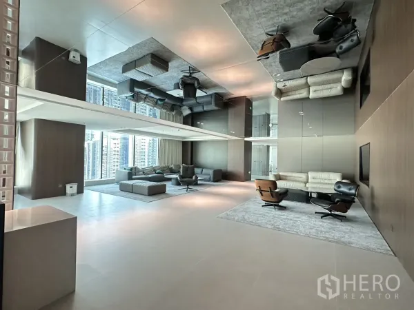 Office Space for rent in Din Daeng, Bangkok - Spacious lounge with mirrored ceiling panels and multiple seating zones.