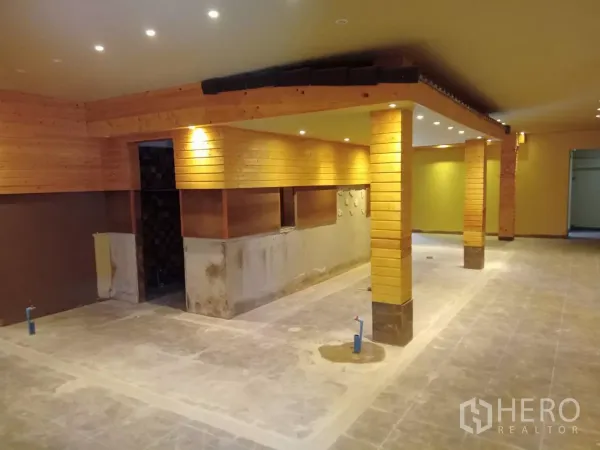 Detached House for rent in Phaya Thai, Bangkok - Spacious unfinished hall with wood-clad pillars and recessed ceiling lights.