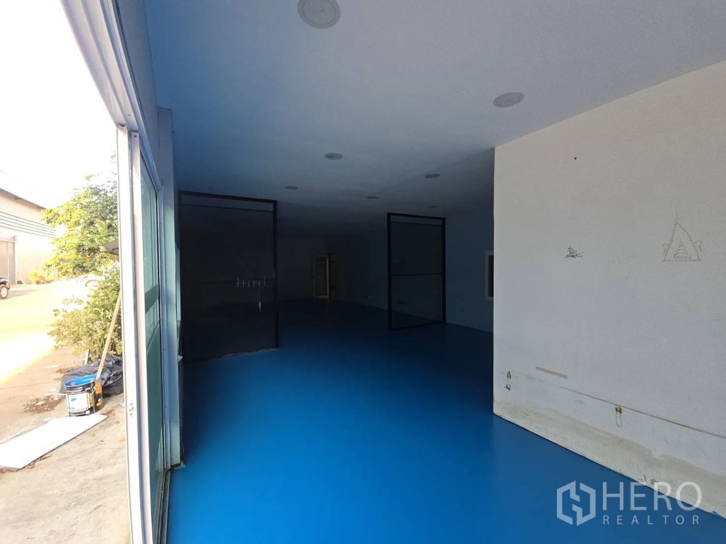 Warehouse for rent in Bang Phli, Samut Prakan - Front showroom or office area with sliding glass entrance from the driveway.