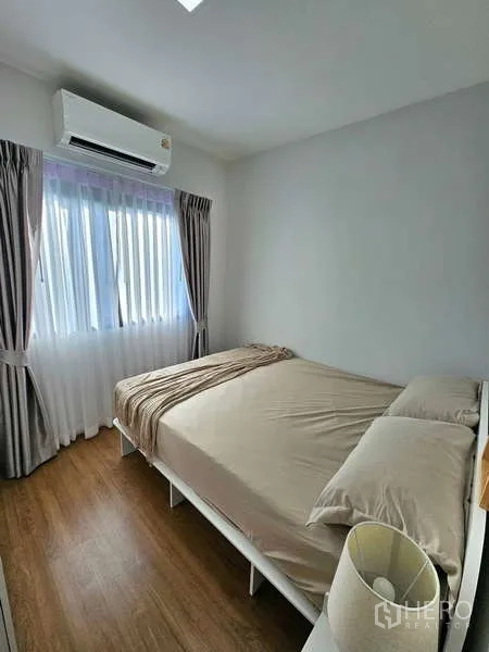 联排别墅 出租在Bang Phli, Samut Prakan - 温馨双人卧室，带空调、窗帘与木地板。
