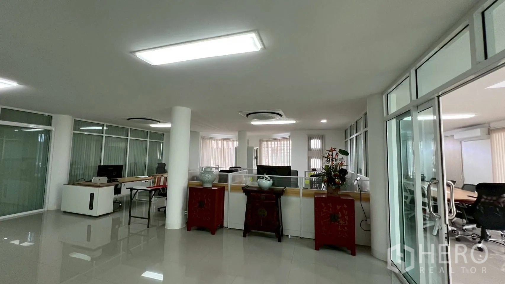 Home Office for rent in Wang Thonglang, Bangkok - Work area with partitioned cubicles, circular cassette AC and windows with vertical blinds.