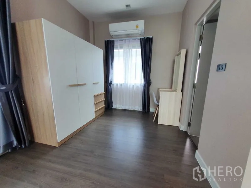 Detached House for rent in Khlong Luang, Pathum Thani - Dressing room with large wardrobe, vanity and air conditioner.