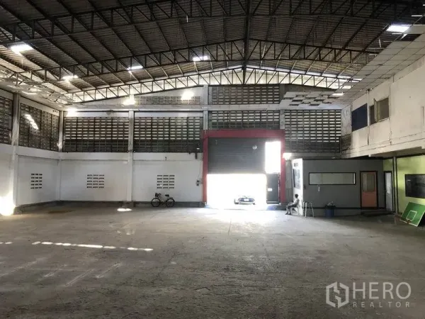 Warehouse for rent in Khlong Sam Wa, Bangkok - Spacious warehouse floor with large roller shutter door, small office and wide entry for trucks.