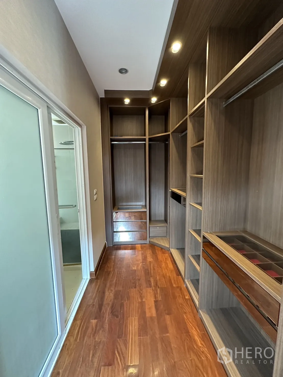 独立式住宅 出租或出售在Pak Kret, Nonthaburi - 步入式衣帽间，内置层架，旁连套卫。