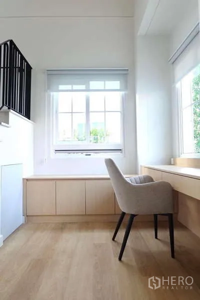 Detached House for rent in Bang Phli, Samut Prakan - Airy study nook on landing with built‑in desk and large windows.
