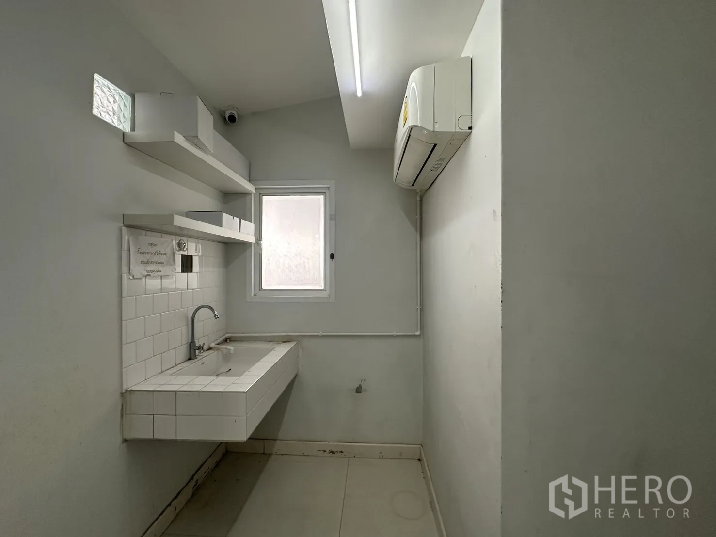 Property Image #5 for property HRE01478