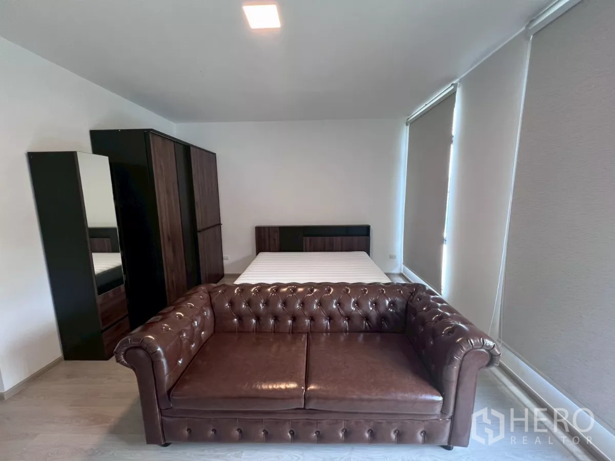 Townhouse for rent in Bang Phli, Samut Prakan - Master bedroom view with wardrobe, bed, and roller blinds.