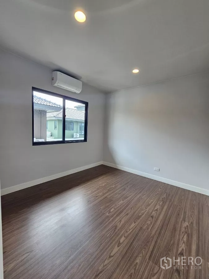 Detached House for sale in Lam Luk Ka, Pathum Thani - Cozy bedroom with air conditioning and single window.