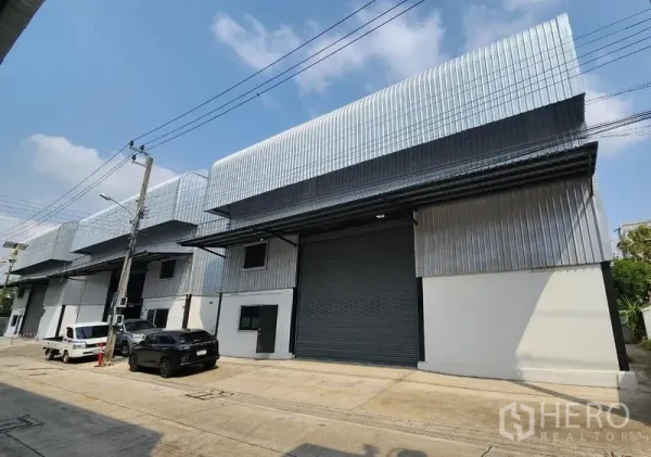 Warehouse for rent in Bang Phli, Samut Prakan - Modern warehouse row with high roller doors and loading driveway in Bang Phli.