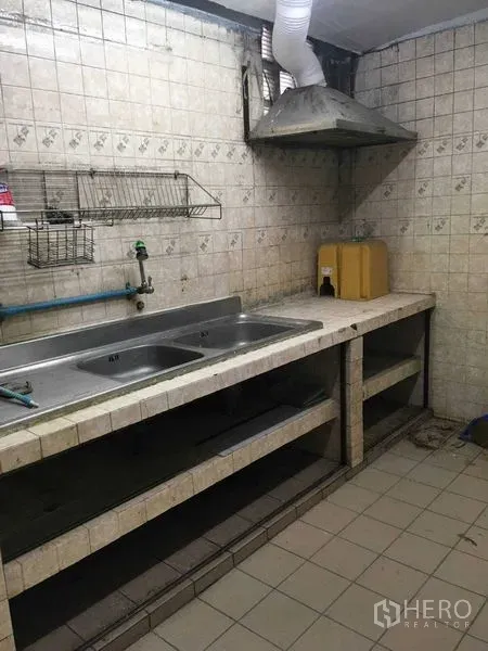 Townhouse for rent in Phra Khanong, Bangkok - Functional Thai kitchen with tiled counters, double sink and cooker hood.