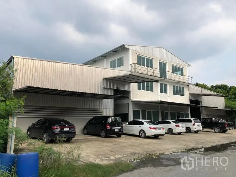 货栈 出租在Khlong Sam Wa, Bangkok - 带雨棚停车位的仓库办公综合体外观，位于Khlong Sam Wa。