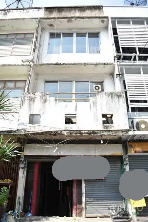 อาคารพาณิชย์ ให้เช่าในKhlong Toei, Bangkok - ด้านหน้าอาคารพาณิชย์ 4 ชั้น มีระเบียงและประตูม้วนในตึกแถวเมือง