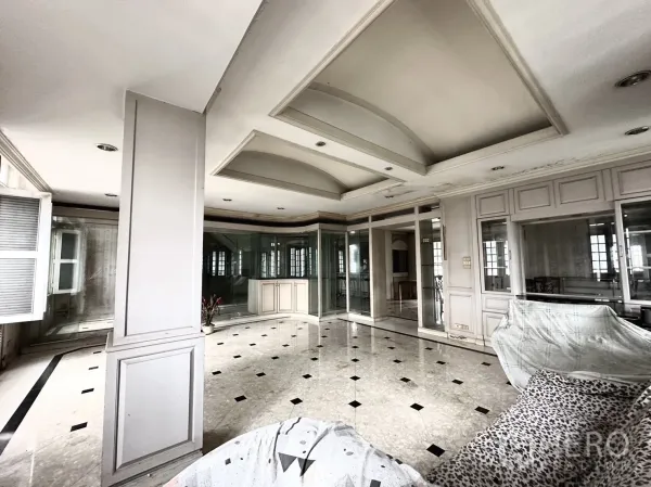Home Office for rent in Huai Khwang, Bangkok - Open lounge with coffered ceiling, glass partitions and large windows for natural light.